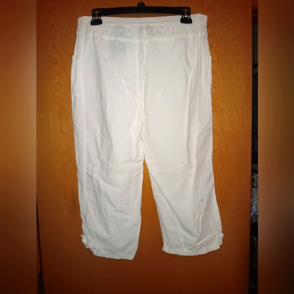 Women's size petite medium,  Gloria Vanderbilt capri pants
